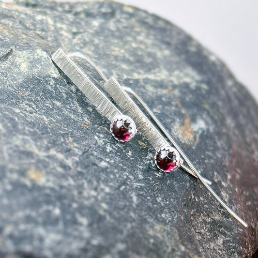 Tree bark textured, hammered bar thread thought earrings sterling silver. Light weight threader earring, bar earring with garnet. Geometric