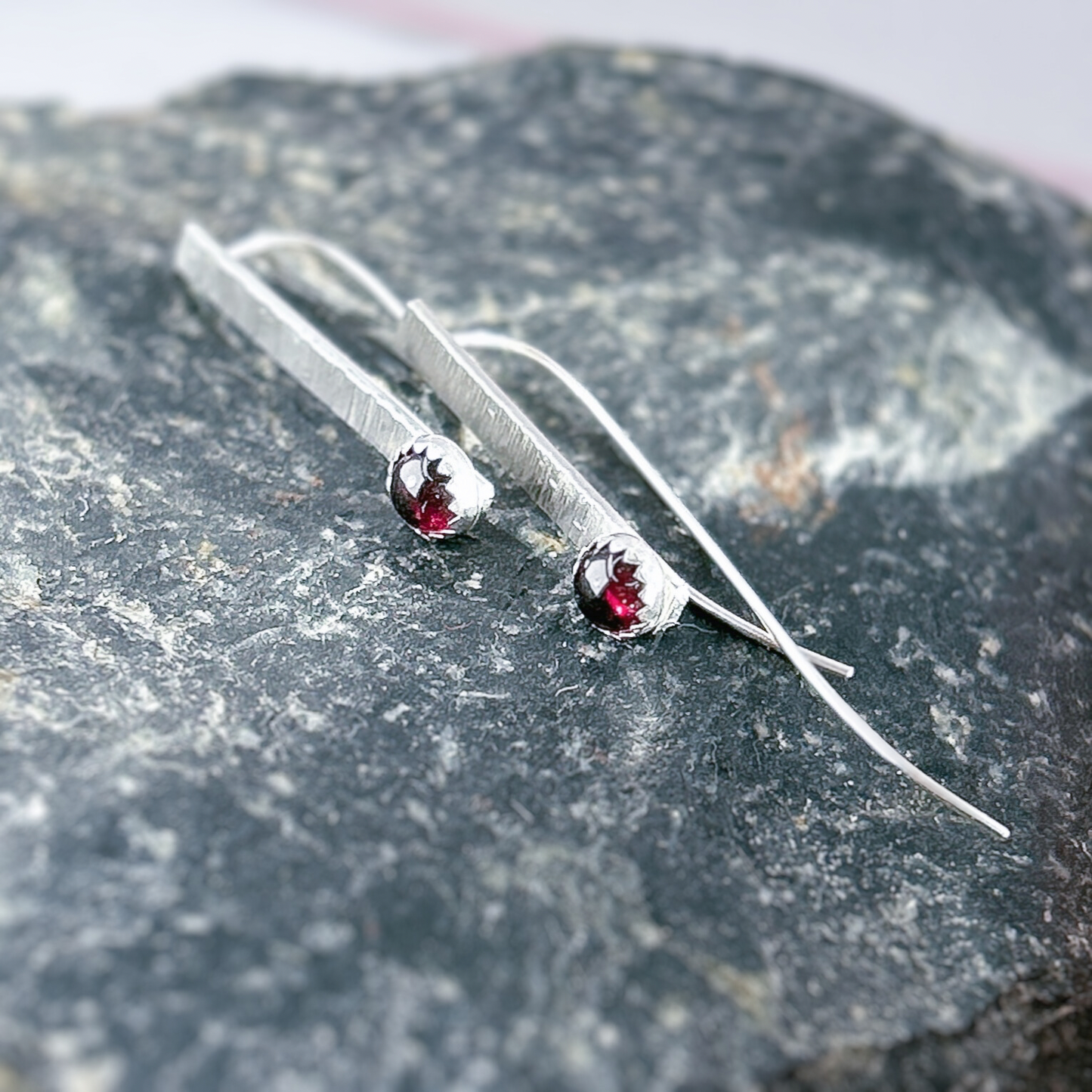 Tree bark textured, hammered bar thread thought earrings sterling silver. Light weight threader earring, bar earring with garnet. Geometric