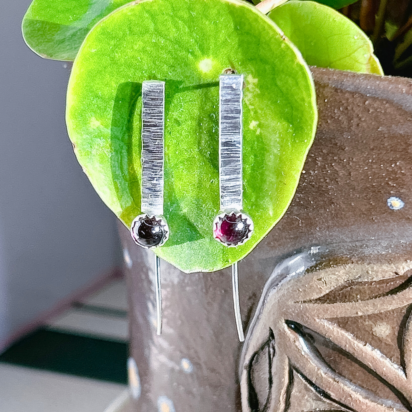 Tree bark textured, hammered bar thread thought earrings sterling silver. Light weight threader earring, bar earring with garnet. Geometric